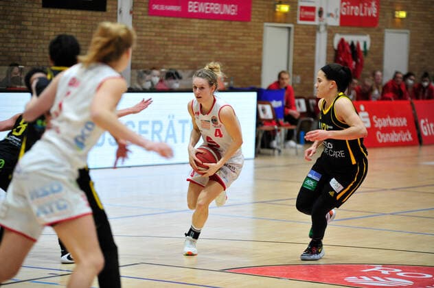 Basketball DBBL 17 Matchday GiroLive Panthers Osnabrück inexio Royals Saarlouis on 14 02 2021 in the OSC Hall in Osnabrück Melli Knopp C Osnabrück in a duel with Brittany Brown Saarlouis BK