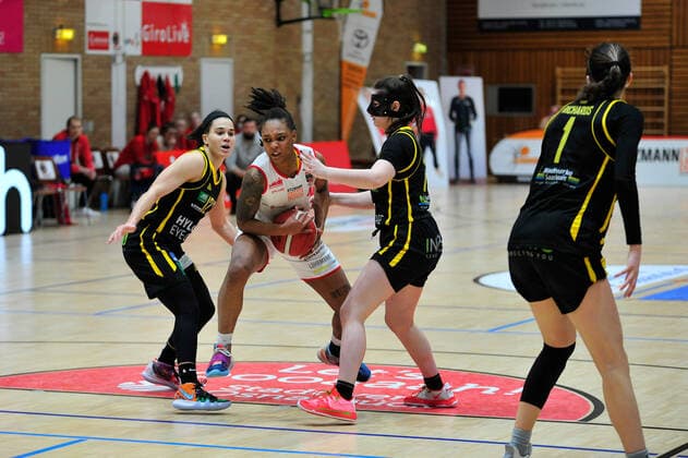 Basketball DBBL 17 Matchday GiroLive Panthers Osnabrück inexio Royals Saarlouis on 14 02 2021 in the OSC Hall in Osnabrück Allazia Blockton Osnabrück in a duel with Brittany Brown Saarlouis BK