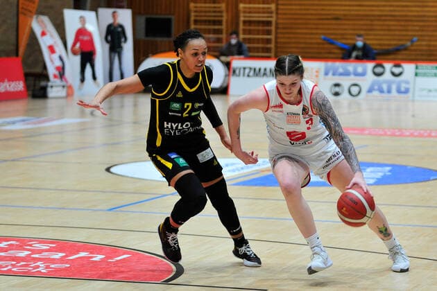 Basketball DBBL 17 Matchday GiroLive Panthers Osnabrück inexio Royals Saarlouis on 14 02 2021 in the OSC Hall in Osnabrück Samantha Führing Fuehring Osnabrück in a duel with Chelsea Waters Saarlouis BK