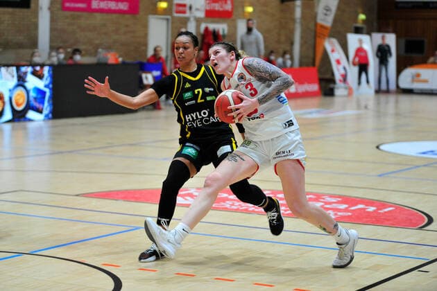 Basketball DBBL 17 Matchday GiroLive Panthers Osnabrück inexio Royals Saarlouis on 14 02 2021 in the OSC Hall in Osnabrück Samantha Führing Fuehring Osnabrück in a duel with Chelsea Waters Saarlouis BK