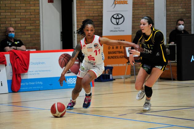 Basketball DBBL 17 Matchday GiroLive Panthers Osnabrück inexio Royals Saarlouis on 14 02 2021 in the OSC Hall in Osnabrück Allazia Blockton Osnabrück in a duel with Addison Richards Saarlouis BK