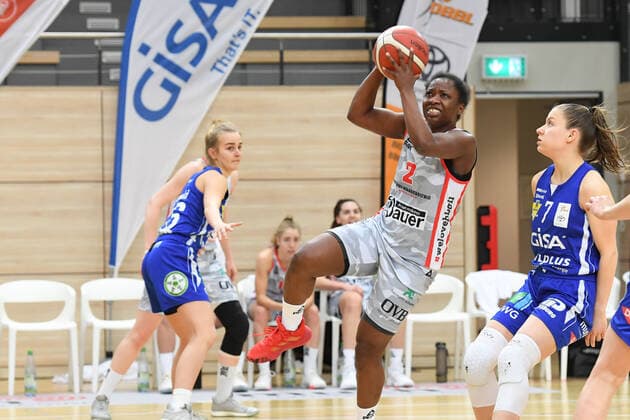 Halle, Germany 14 February 2021 1 BBL Women 2020 2021 Gisa Lions SV Halle vs TSV Wasserburg v li Kelly Moten Wasserburg and Laura Schinkel Halle Erdgas Sportarena Sachsen Anhalt Copyright: xFotostandx xxBallaschx