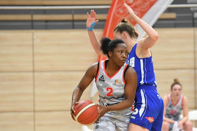 Halle, Germany 14 February 2021 1 BBL Women 2020 2021 Gisa Lions SV Halle vs TSV Wasserburg v li in duel Kelly Moten Wasserburg and Meret Kleine Beek Halle Erdgas Sportarena Sachsen Anhalt Copyright: xFotostandx xxBallaschx