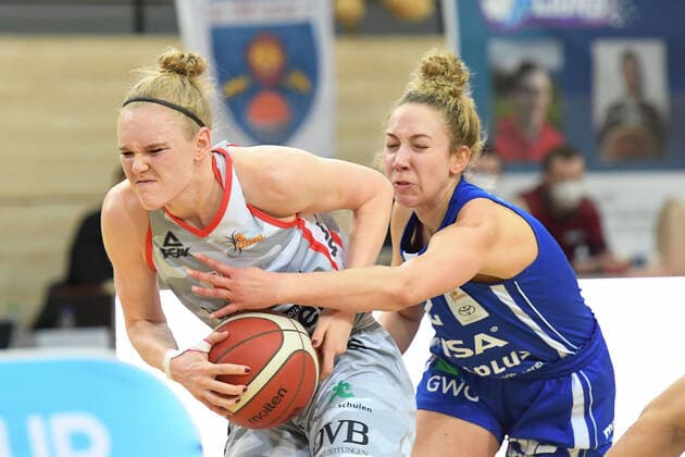 Halle, Germany 14 February 2021 1 BBL Women 2020 2021 Gisa Lions SV Halle vs TSV Wasserburg v li in duel Laura Hebecker Wasserburg and Darien Huff Halle Erdgas Sportarena Sachsen Anhalt Copyright: xFotostandx xxBallaschx