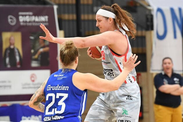Halle, Germany 14 February 2021 1 BBL Women 2020 2021 Gisa Lions SV Halle vs TSV Wasserburg v li in duel Klaudia Grudzien Halle and Anne Zipser Wasserburg Erdgas Sportarena Sachsen Anhalt Copyright: xFotostandx xxBallaschx