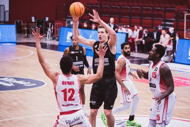 ProA 10 Matchday Artland Dragons vs Science City Jena, 16 02 2021 Leon Iduma Okpara Artland Dragons, 12 , Robin Carl Lodders Science City Jena, 11 ProA 10 Matchday Artland Dragons vs Science City Jena on 16 02 2021 in Quakenbrueck Artland Arena , Germany, Copyright: xBEAUTIFULxSPORTS Neddermannx