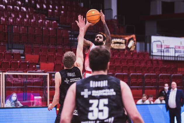 ProA 10 Matchday Artland Dragons vs Science City Jena, 16 02 2021 Robin Carl Lodders Science City Jena, 11 , Gerel David Simmons Artland Dragons, 11 ProA 10 Matchday Artland Dragons vs Science City Jena on 16 02 2021 in Quakenbrueck Artland Arena , Germany, Copyright: xBEAUTIFULxSPORTS Neddermannx