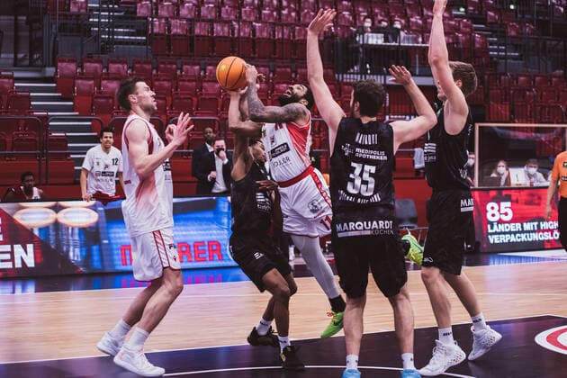 ProA 10 Matchday Artland Dragons vs Science City Jena, 16 02 2021 Robert Oehle Artland Dragons, 31 , Frederick Zamal Nixon Science City Jena, 5 , Gerel David Simmons Artland Dragons, 11 , Stephan Haukohl Science City Jena, 35 ProA 10 Matchday Artland Dragons vs Science City Jena on 16 02 2021 in Quakenbrueck Artland Arena , Germany, Copyright: xBEAUTIFULxSPORTS Neddermannx