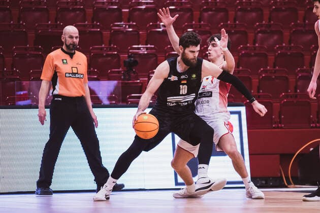 ProA 10 Spieltag Artland Dragons vs Science City Jena, 16 02 2021 Julius Wolf Science City Jena, 10 , Zachary Christopher Ensminger Artland Dragons, 1 ProA 10 Spieltag Artland Dragons vs Science City Jena on 16 02 2021 in Quakenbrueck Artland Arena , Germany, Copyright: xBEAUTIFULxSPORTS Neddermannx