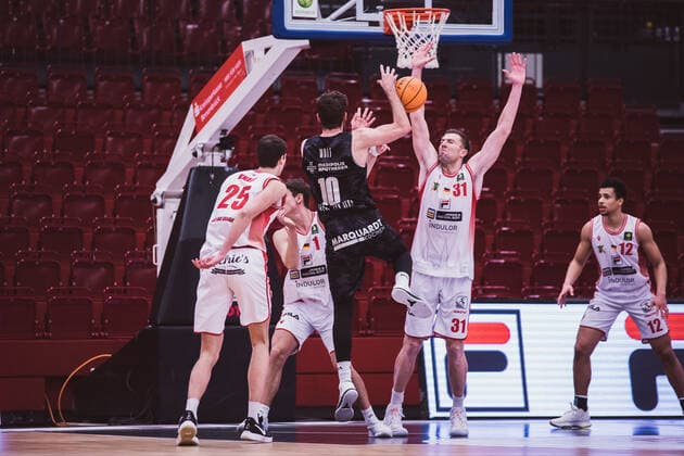 ProA 10 Matchday Artland Dragons vs Science City Jena, 16 02 2021 Julius Wolf Science City Jena, 10 , Jacob Knauf Artland Dragons, 25 , Robert Oehle Artland Dragons, 31 ProA 10 Matchday Artland Dragons vs Science City Jena on 16 02 2021 in Quakenbrueck Artland Arena , Germany, Copyright: xBEAUTIFULxSPORTS Neddermannx