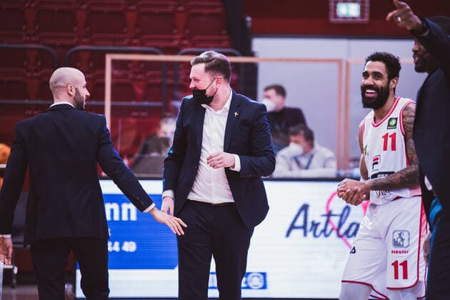 ProA 10 Matchday Artland Dragons vs Science City Jena, 16 02 2021 Tuna Isler Artland Dragons, Head Coach , Marius Kroeger Artland Dragons, Managing Director , Gerel David Simmons Artland Dragons, 11 ProA 10 Matchday Artland Dragons vs Science City Jena on 16 02 2021 in Quakenbrueck Artland Arena , Germany, Copyright: xBEAUTIFULxSPORTS Neddermannx
