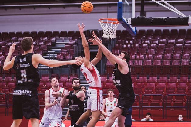 ProA 10 Matchday Artland Dragons vs Science City Jena, 16 02 2021 Leon Iduma Okpara Artland Dragons, 12 , Stephan Haukohl Science City Jena, 35 ProA 10 Matchday Artland Dragons vs Science City Jena on 16 02 2021 in Quakenbrueck Artland Arena , Germany, Copyright: xBEAUTIFULxSPORTS Neddermannx
