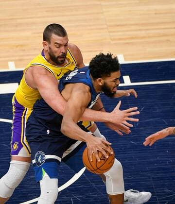 Los Angeles Lakers center Marc GasolÊ(L) tries to slap the ball away from Minnesota Timberwolves center Karl-Anthony Towns (R) during second half of the NBA, Basketball Herren, USA basketball game between the Los Angeles Lakers and the Minnesota Timberwolves at Target Center in Minneapolis, Minnesota, USA, 16 February, 2021. Los Angeles Lakers vs. Minnesota Timberwolves !ACHTUNG: NUR REDAKTIONELLE NUTZUNG!  Copyright: xCRAIGxLASSIGx AME6282 20210217-637491314825699936