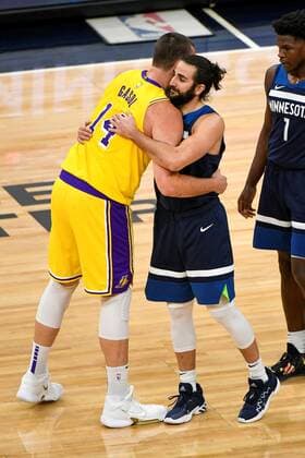 Minnesota Timberwolves guard Ricky Rubio (R) and Los Angeles Lakers center Marc Gasol (L) hug after their NBA, Basketball Herren, USA basketball game between the Los Angeles Lakers and the Minnesota Timberwolves at Target Center in Minneapolis, Minnesota, USA, 16 February, 2021. Los Angeles Lakers vs. Minnesota Timberwolves !ACHTUNG: NUR REDAKTIONELLE NUTZUNG!  Copyright: xCRAIGxLASSIGx AME6297 20210217-637491391241461570