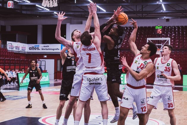 ProA 10 Matchday Artland Dragons vs Science City Jena, 16 02 2021 Robert Oehle Artland Dragons, 31 , Adrian Breitlauch Artland Dragons, 7 , Kasey Jamal Hill Science City Jena, 1 , Leon Iduma Okpara Artland Dragons, 12 ProA 10 Matchday Artland Dragons vs Science City Jena on 16 02 2021 in Quakenbrueck Artland Arena , Germany, Copyright: xBEAUTIFULxSPORTS Neddermannx