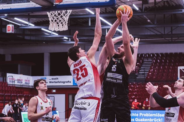 ProA 10 Matchday Artland Dragons vs Science City Jena, 16 02 2021 Jacob Knauf Artland Dragons, 25 , Stephan Haukohl Science City Jena, 35 ProA 10 Matchday Artland Dragons vs Science City Jena on 16 02 2021 in Quakenbrueck Artland Arena , Germany, Copyright: xBEAUTIFULxSPORTS Neddermannx