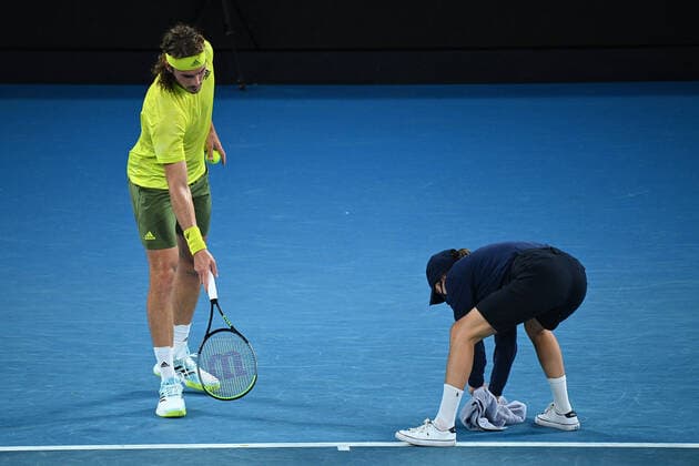 TENNIS AUSTRALIAN OPEN, Stefanos Tsitsipas of Greece waits for the court to be cleaned during his Men s singles quarter finals match against Rafael Nadal of Spain on Day 10 of the Australian Open at Melbourne Park in Melbourne, Wednesday, February 17, 2021. ( NO ARCHIVING, EDITORIAL USE ONLY, NO USE IN BOOKS WITHOUT CONSENT MELBOURNE VIC AUSTRALIA  Copyright: xDAVExHUNTx 20210217001521175472