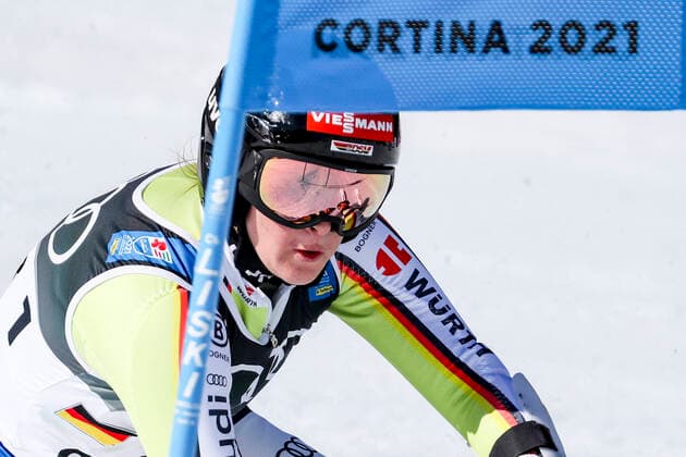 Bilder des Jahres 2021, Sport 02 Februar Sport Themen der Woche KW07 Sport Bilder des Tages ALPINE SKIING - FIS Ski WC Cortina D Ampezzo CORTINA D AMPEZZO,ITALY,17.FEB.21 - ALPINE SKIING - FIS Alpine World Ski Championships, parallel giant slalom, team event. Image shows Emma Aicher (GER). GEPAxpictures xPatrickxSteiner