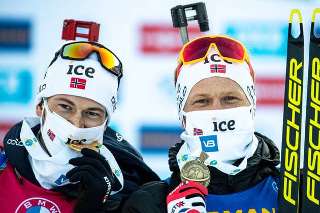 Bilder des Jahres 2021, Sport 02 Februar Sport Themen der Woche KW07 Sport Bilder des Tages BIATHLON - IBU World Championships Pokljuka 2021 POKLJUKA,SLOVENIA,17.FEB.21 - BIATHLON - IBU World Championships 2021, 20km individual, men, award ceremony. Image shows Sturla Holm Laegreid (NOR) and Johannes Dale (NOR). Keywords: medals. GEPAxpictures xMaticxKlansek