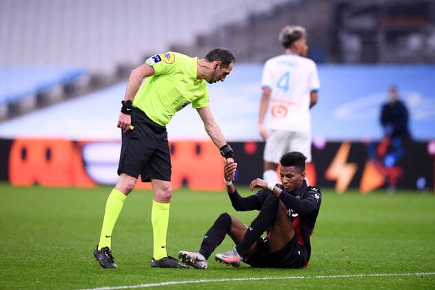 FAIR PLAY - Mikael LESAGE (ARBITRE) - 28 HICHAM BOUDAOUI (NICE) FOOTBALL : Marseille vs Nice - Ligue 1 Uber Eats - 17 02 2021 FEP Panoramic 