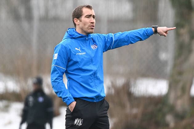 Football 2 Bundesliga, training from VfL Osnabrück on 16 02 2021 at the Sportpark Illoshöhe in Osnabrück Florian Fulland interim coach VfL Osnabrück gestures Osnabrück Sportpark Illoshöhe Lower Saxony Germany