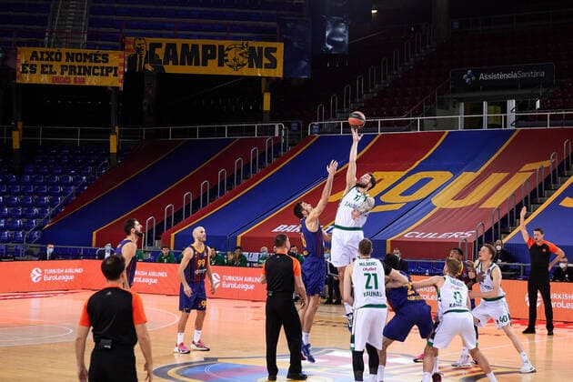 February 18, 2021, Barcelona, Spain: Pierre Oriola of FC Barcelona, Barca and Joffrey Lauvergne of Zalgiris Kaunas during the Turkish Airlines EuroLeague match between FC Barcelona and Zalgiris Kaunas at Palau Blaugrana in Barcelona, Spain. Barcelona Spain - ZUMAd159 20210218_zia_d159_004 Copyright: xGerardxFrancox