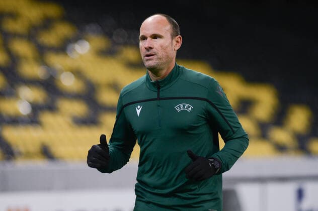 18 02 2021, Bern, Stadion Wankdorf, UEFA Europa League BSC Young Boys Bayer 04 Leverkusen, referee Antonio Mateu Lahoz Spain Bern Stadion Wankdorf Bern Switzerland  Copyright: xJustPictures.ch LuigixRizzox