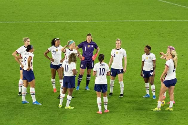 Orlando, Florida, Feb 18th 2021: United States players gather together and talk as the game is paused during the She Believes Cup match between United States and Canada at Exploria Stadium in Orlando, Florida. Andrea Vilchez SPP She Believes Cup - United States v Canada 