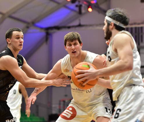19 02 2021 Basketball Season 2020 2021 2 Bundesliga Pro A 22 Game Day Nuremberg Falcons Basketball Club NBC Kirchheim Knights OGo Jonathan Maier 13, Nuremberg Falcons BC NBC Martin Bogdanov 6, Nuremberg Falcons BC NBC