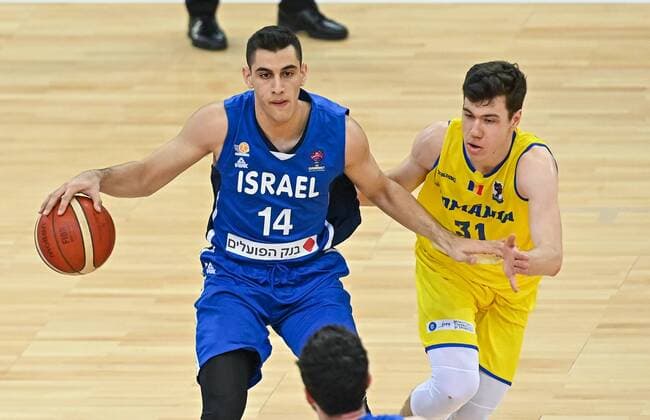 2021.02.19 Gliwice Koszykowka Mezczyzn Kwalifikacje Mistrzostw Europy FIBA EuroBasket 2022 Rumunia - Izrael N z Noam Shimon Dovrat Marcu Badiu Foto Lukasz Sobala PressFocus 2021.02.19 Gliwice Basketball Men s FIBA EuroBasket 2022 Qualifiers Romania - Israel Noam Shimon Dovrat Marcu Badiu Credit: Lukasz Sobala PressFocus NEWSPIX.PL --- Newspix.pl  20210219PF_LS107