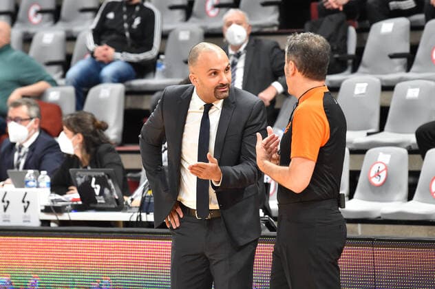 TJ Parker (entraineur asvel) et l arbitre BASKETBALL : LDLC ASVEL vs Bayern Munich - Euroleague - 19 02 2021 FredericChambert Panoramic 