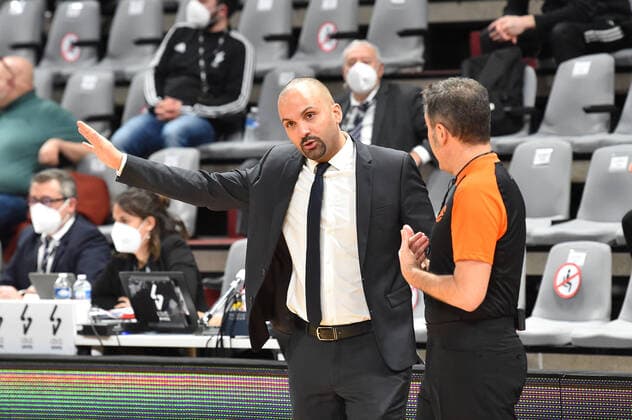 TJ Parker (entraineur asvel) et l arbitre BASKETBALL : LDLC ASVEL vs Bayern Munich - Euroleague - 19 02 2021 FredericChambert Panoramic 
