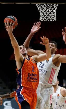 Real Madrid s Walter Tavares (R) in action against Valencia Basket s Vanja Marinkovic (L) during a Euroleague basketball match between Valencia Basket and Real Madrid in Valencia, eastern Spain, 19 February 2021. Valencia Basket vs Real Madrid !ACHTUNG: NUR REDAKTIONELLE NUTZUNG!  Copyright: xMiguelxÁngelxPolox GRAF1042 20210219-637493700328910612