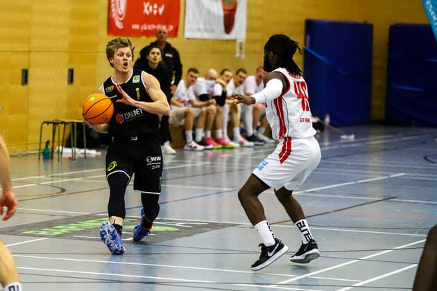 Basketball I Men I Season 2020 2021 I Barmer 2 Bundesliga ProB I 16 Matchday I ETV Hamburg SSV LOK Bernau I 19 02 2021 Liam Carpenter 1, SSV LOK Bernau Abdulai Abaker 45, ETV Hamburg , Hamburg Sporthalle ETV Hohen Weide Hamburg Germany Copyright: xLobeca RalfxHomburgx