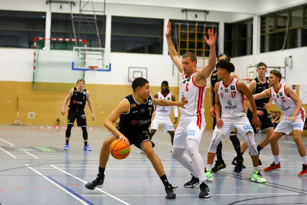 Basketball I Men I Season 2020 2021 I Barmer 2 Bundesliga ProB I 16 Matchday I ETV Hamburg SSV LOK Bernau I 19 02 2021 Evans Rapieque 7, SSV LOK Bernau Leonard Eckmann 6, ETV Hamburg , Hamburg Sporthalle ETV Hohen Weide Hamburg Germany Copyright: xLobeca RalfxHomburgx