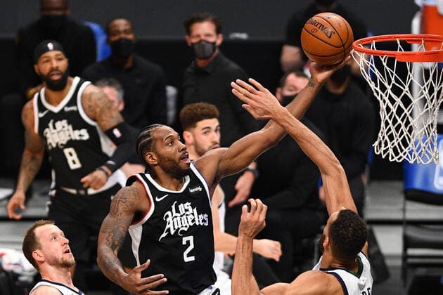 LOS ANGELES, CA - FEBRUARY 19: Los Angeles Clippers Forward Kawhi Leonard (2) shoots over Utah Jazz Center Rudy Gobert (27) during a NBA, Basketball Herren, USA game between the Utah Jazz and the Los Angeles Clippers on February 19, 2021 at STAPLES Center in Los Angeles, CA. The game was played without fans due to the COVID-19 pandemic. (Photo by Brian Rothmuller Icon Sportswire) NBA: FEB 19 Jazz at Clippers Icon210219014