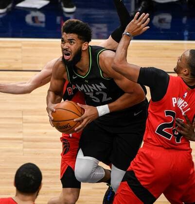Minnesota Timberwolves center Karl-Anthony Towns (C) drives to the basket past Toronto Raptors guard Norman Powell (R) during the NBA, Basketball Herren, USA basketball game between the Toronto Raptors and the Minnesota Timberwolves at Target Center in Minneapolis, Minnesota, USA, 19 February, 2021. USA NBA Basketball Toronto Raptors at Minnesota Timberwolves !ACHTUNG: NUR REDAKTIONELLE NUTZUNG!  Copyright: xCRAIGxLASSIGx AME7051 20210220-637493985575274645