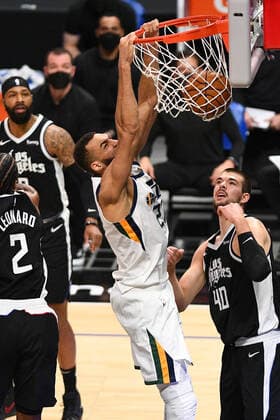 LOS ANGELES, CA - FEBRUARY 19: Utah Jazz Center Rudy Gobert (27) dunks the ball during a NBA, Basketball Herren, USA game between the Utah Jazz and the Los Angeles Clippers on February 19, 2021 at STAPLES Center in Los Angeles, CA. The game was played without fans due to the COVID-19 pandemic. (Photo by Brian Rothmuller Icon Sportswire) NBA: FEB 19 Jazz at Clippers Icon210219025
