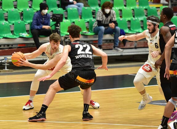 19 02 2021 Basketball Season 2020 2021 2 Bundesliga Pro A 22 Game Nuremberg Falcons Basketball Club NBC Kirchheim Knights OGo Sebastian Schroeder Schroeder 14, Nuremberg Falcons BC NBC Kevin Wohlrath 22, Kirchheim Knights