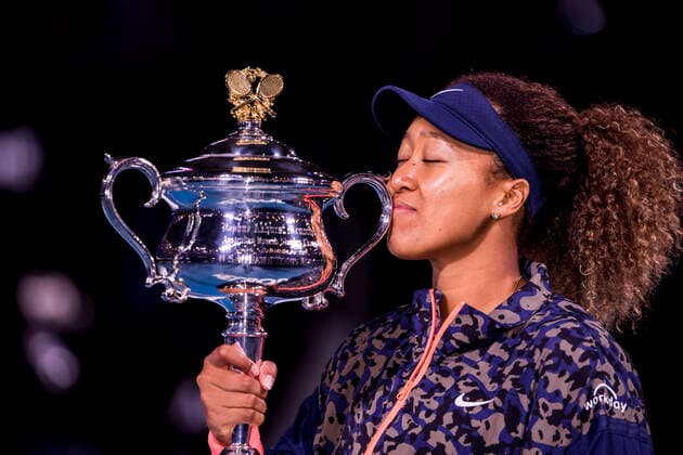 Sport Bilder des Tages MELBOURNE, VIC - FEBRUARY 20: Naomi Osaka of Japan kisses her trophy after winning the Women s Singles Final of the 2021 Australian Open on February 20 2021, at Melbourne Park in Melbourne, Australia. (Photo by Jason Heidrich Icon Sportswire) TENNIS: FEB 20 Australian Open Icon21022001613