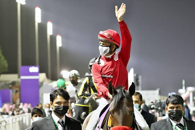 Bilder des Jahres 2021, Sport 02 Februar Sport Themen der Woche KW07 19.02.2021, Riad, Riyadh, SAU - Jockey Jorge Ricardo waves to the audience. King Abdulaziz racecourse. (Jockey, Ricardo, Pferd, winken, winkt) 210219PG535RIAD.JPG *** 19 02 2021, Riyadh, Riyadh, SAU jockey Jorge Ricardo waves to the audience King Abdulaziz racecourse jockey, Ricardo, horse, wave, waves 210219PG535RIAD JPG