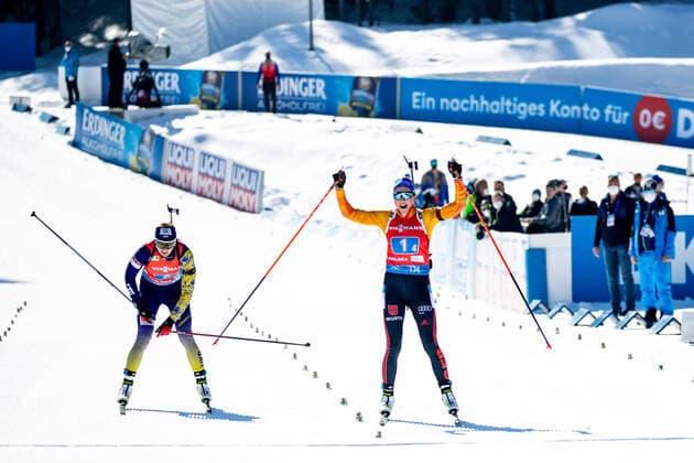 Bilder des Jahres 2021, Sport 02 Februar Sport Themen der Woche KW07 Sport Bilder des Tages BIATHLON - IBU World Championships Pokljuka 2021 POKLJUKA,SLOVENIA,20.FEB.21 - BIATHLON - IBU World Championships 2021, 4x6km, relay, ladies. Image shows Olena Pidhrushna (UKR) and the rejoicing of Franziska Preuss (GER). GEPAxpictures xMaticxKlansek