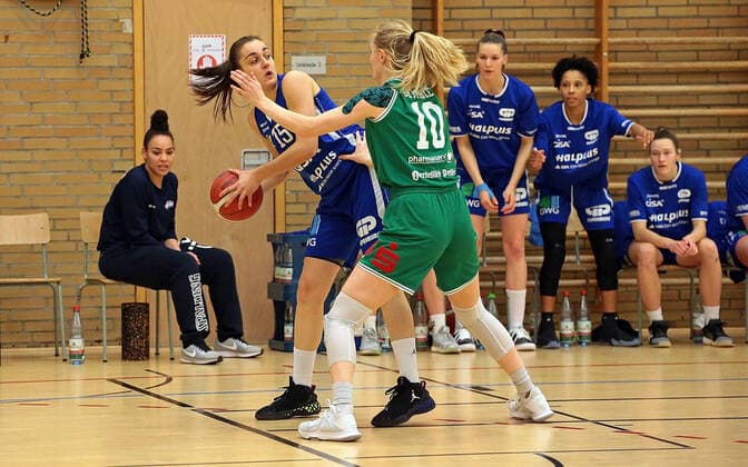 20 02 2021, xovx, Basketball Damen 1 Bundesliga, BC Pharmaserv Marburg GISA Lions SV Halle v l Styliani Fouraki Gisa Lions SV Halle , Hanna Crymble BC Pharmaserv Marburg Marburg Sporthalle Georg Gaßmann Stadion Hessen Deutschland DE