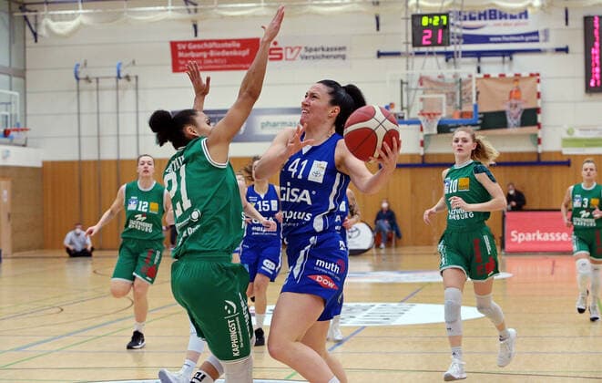 20 02 2021, xovx, Basketball Damen 1 Bundesliga, BC Pharmaserv Marburg GISA Lions SV Halle v l Rachel Arthur BC Pharmaserv Marburg , Eilidh Simpson Gisa Lions SV Halle Marburg Sporthalle Georg Gaßmann Stadion Hessen Deutschland DE