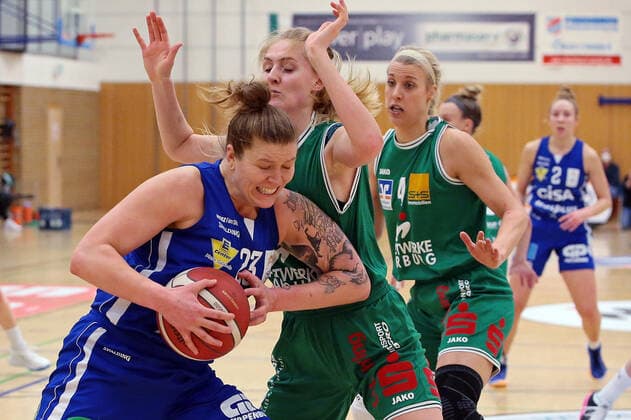 20 02 2021, xovx, Basketball Damen 1 Bundesliga, BC Pharmaserv Marburg GISA Lions SV Halle v l Klaudia Grudzien Gisa Lions SV Halle , Hanna Crymble BC Pharmaserv Marburg , Marie Bertholdt BC Pharmaserv Marburg Marburg Sporthalle Georg Gaßmann Stadion Hessen Deutschland DE