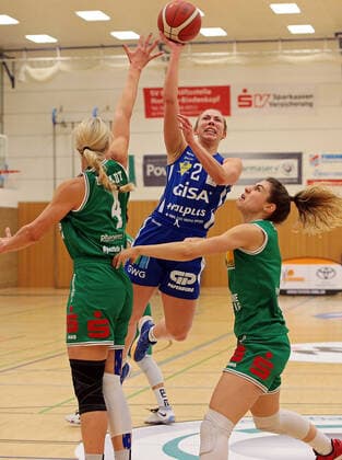 20 02 2021, xovx, Basketball Damen 1 Bundesliga, BC Pharmaserv Marburg GISA Lions SV Halle v l Marie Bertholdt BC Pharmaserv Marburg , Darien Huff Gisa Lions SV Halle , Lisa Kiefer BC Pharmaserv Marburg Marburg Sporthalle Georg Gaßmann Stadion Hessen Germany DE