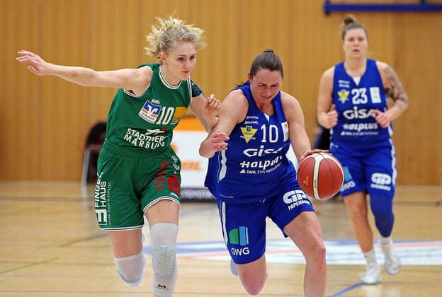 20 02 2021, xovx, Basketball Damen 1 Bundesliga, BC Pharmaserv Marburg GISA Lions SV Halle v l Hanna Crymble BC Pharmaserv Marburg , Barbora Kasparkowa Gisa Lions SV Halle Marburg Sporthalle Georg Gaßmann Stadion Hessen Deutschland DE