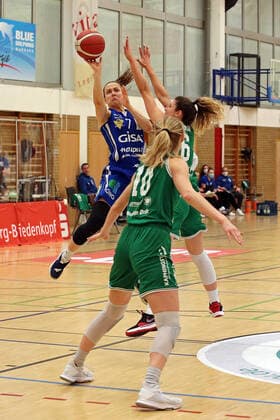 20 02 2021, xovx, Basketball Damen 1 Bundesliga, BC Pharmaserv Marburg GISA Lions SV Halle v l Laura Schinkel Gisa Lions SV Halle , Hanna Crymble BC Pharmaserv Marburg , Theresa Simon BC Pharmaserv Marburg Marburg Sporthalle Georg Gaßmann Stadion Hessen Deutschland DE
