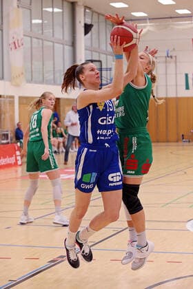 20 02 2021, xovx, Basketball Damen 1 Bundesliga, BC Pharmaserv Marburg GISA Lions SV Halle v l Meret Kleine Beek Gisa Lions SV Halle , Marie Bertholdt BC Pharmaserv Marburg Marburg Sporthalle Georg Gaßmann Stadion Hessen Deutschland DE