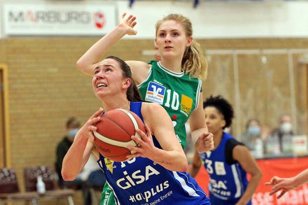 20 02 2021, xovx, Basketball Damen 1 Bundesliga, BC Pharmaserv Marburg GISA Lions SV Halle v l Barbora Kasparkowa Gisa Lions SV Halle , Hanna Crymble BC Pharmaserv Marburg Marburg Sporthalle Georg Gaßmann Stadion Hessen Deutschland DE